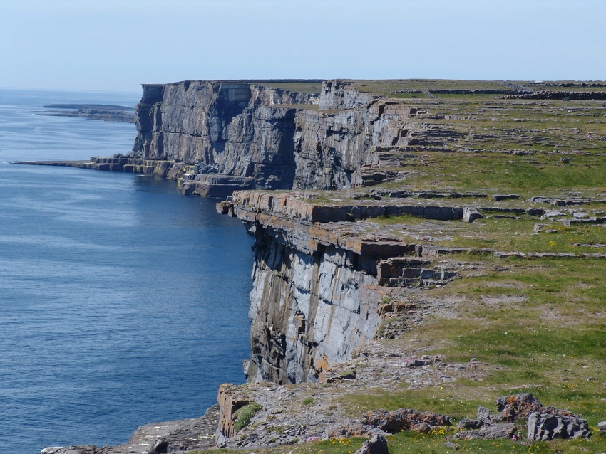Steile rotsen in zee ronduit imposant